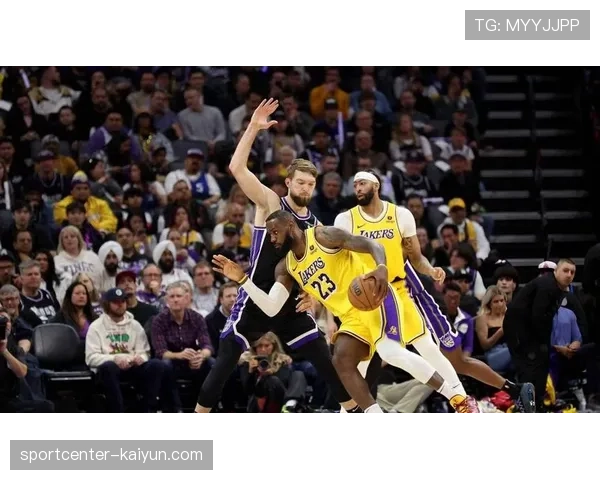 特写:湖人关键时刻再次祭出“詹眉里”三人转战术收下比赛 特写:湖人关键时刻再次祭出“詹眉里”三人转战术收下比赛