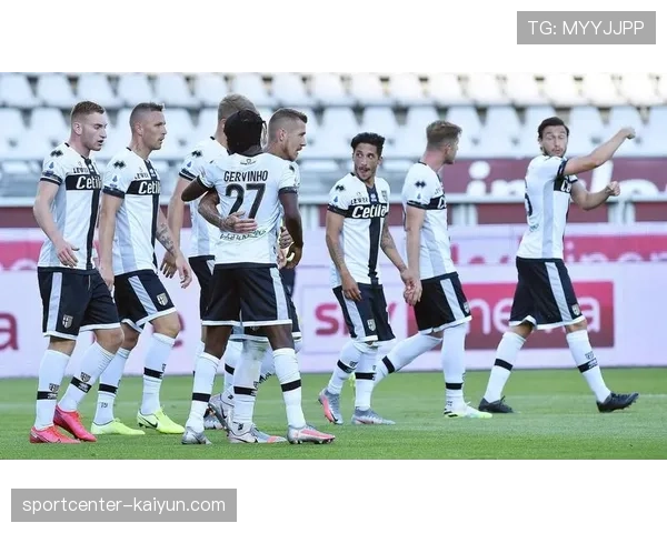 “足球进校园”计划启动,意甲多名退役球星走进都灵小学开展公益活动 “足球进校园”计划启动,意甲多名退役球星走进都灵小学开展公益活动